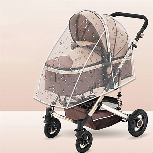 Bébé au sec sous un habillage pluie transparent