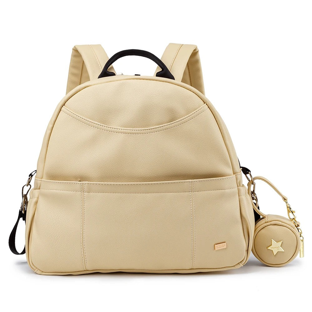 Le sac à dos BlackDiaperBackPack utilisé en voyage, parfait pour les parents qui bougent souvent de couleur beige