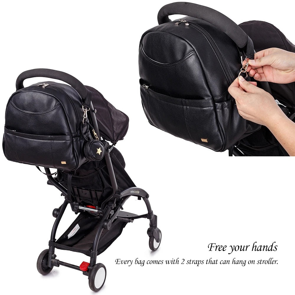 Sac à langer BlackDiaperBackPack attaché à une poussette en promenade