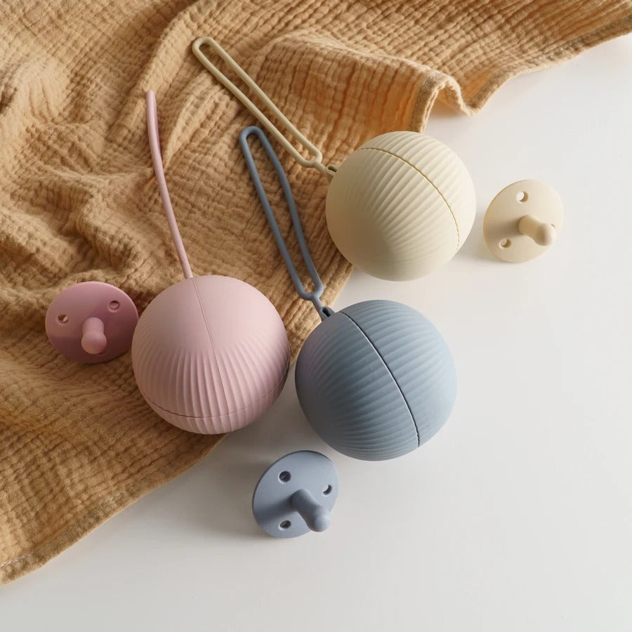 Boite à tétines bébé disponibles en plusieurs coloris