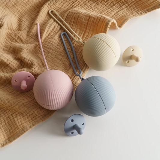 Boite à tétines bébé disponibles en plusieurs coloris