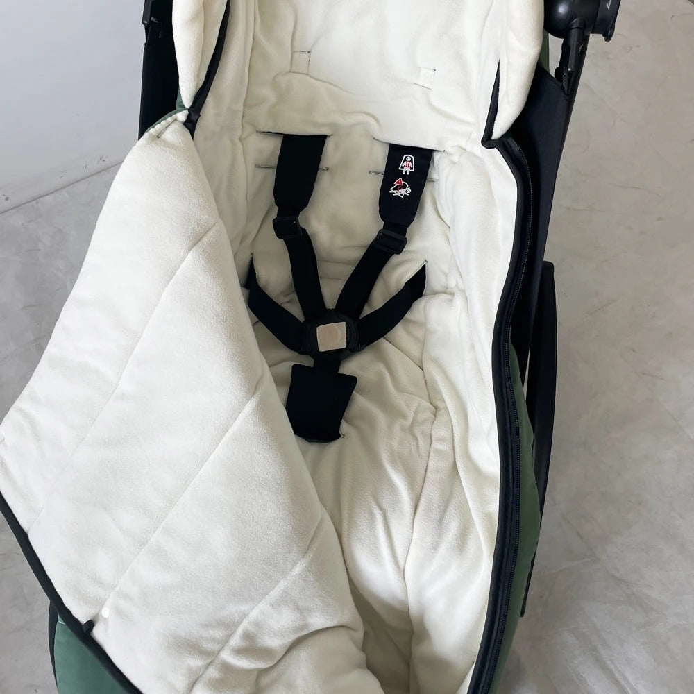 Bébé bien au chaud dans une chancelière coupe-vent