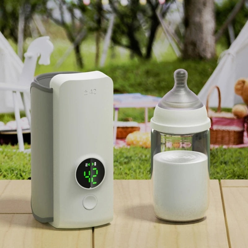 Chauffe biberon sur secteur portable,  pratique pour vos voyages. De part son design et son petit gabarit il devient un objet indispensable pour tous les parents baroudeurs.