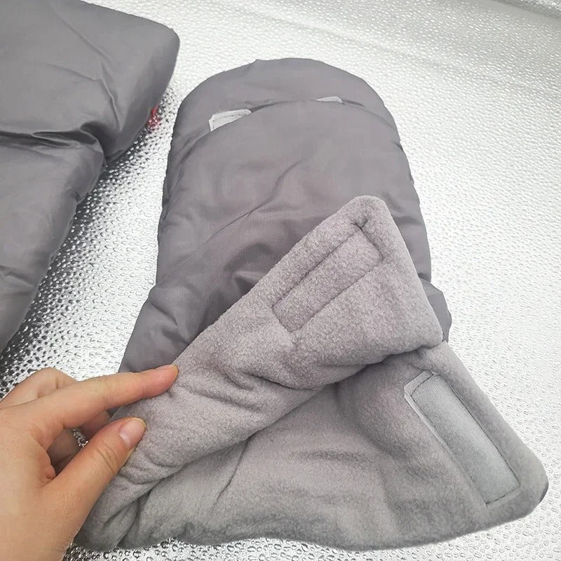 Gants gris chauffe-main pour poussette  ouvert en vue intérieure