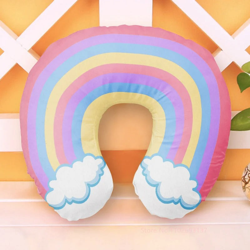 Coussin tour de cou Ă  motif pour enfant 
 voyageur thĂšme arc-en-ciel