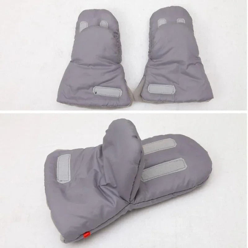 Gants chauffe-mains gris pour poussette utilisés sous la neige