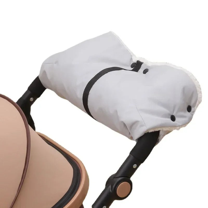 Manchon gris, l'accessoire chauffe-main hiver pour poignée de poussette vu de dos