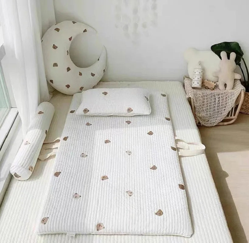 Matelas de sieste pliable pour bébé sur monbebebaroudeur