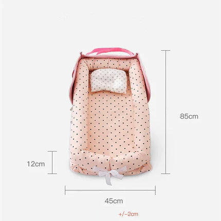 Nid bébé de voyage utilisé à l'intérieur d'une maison