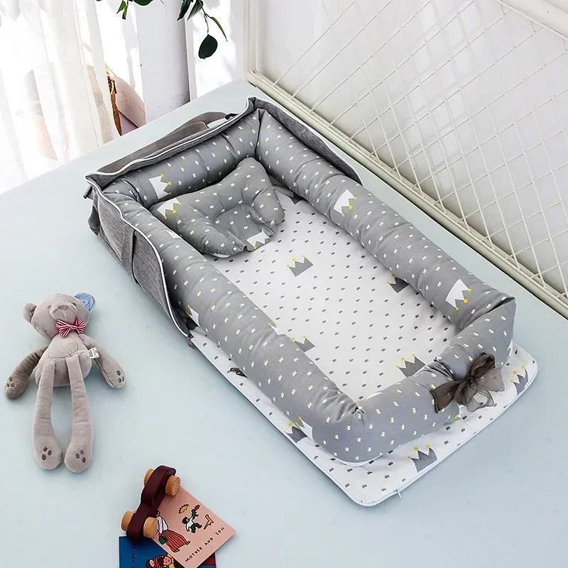 Nid bébé de voyage pliant pour un transport facile sur le thÚme des couronnes de couleur gris