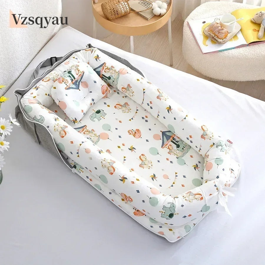 Nid bébé de voyage pliant pour un transport facile sur le thÚme du manÚge de couleur gris