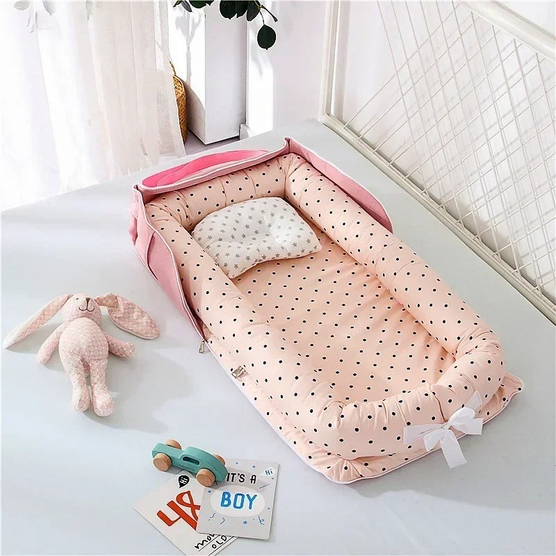 Nid bébé de voyage pliant pour un transport facile sur le thÚme des poix de couleur rose