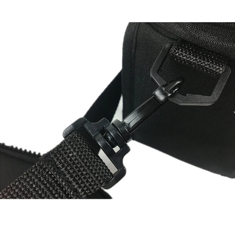 Organisateur avec accroche de style mousqueton pour un bon soutien et une accroche velcros pour une installation facile sur la poussette