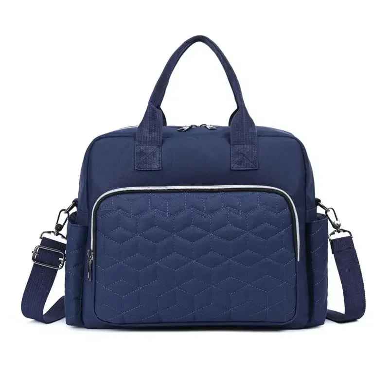 Parents utilisant le sac Total Protect lors d'une sortie avec leur bébé de couleur bleu