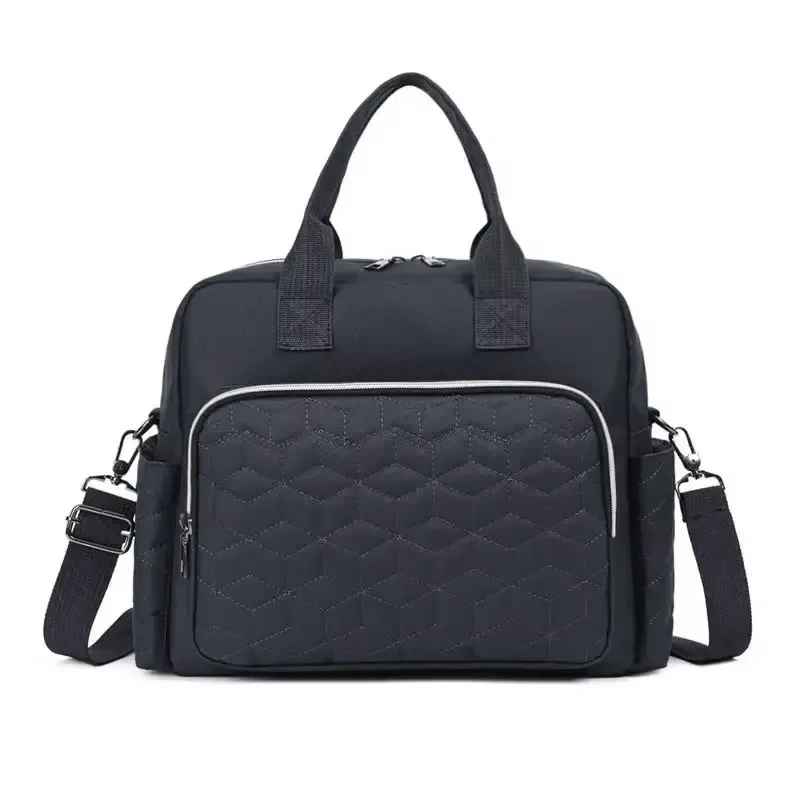 Parents utilisant le sac Total Protect lors d'une sortie avec leur bébé de couleur noir
