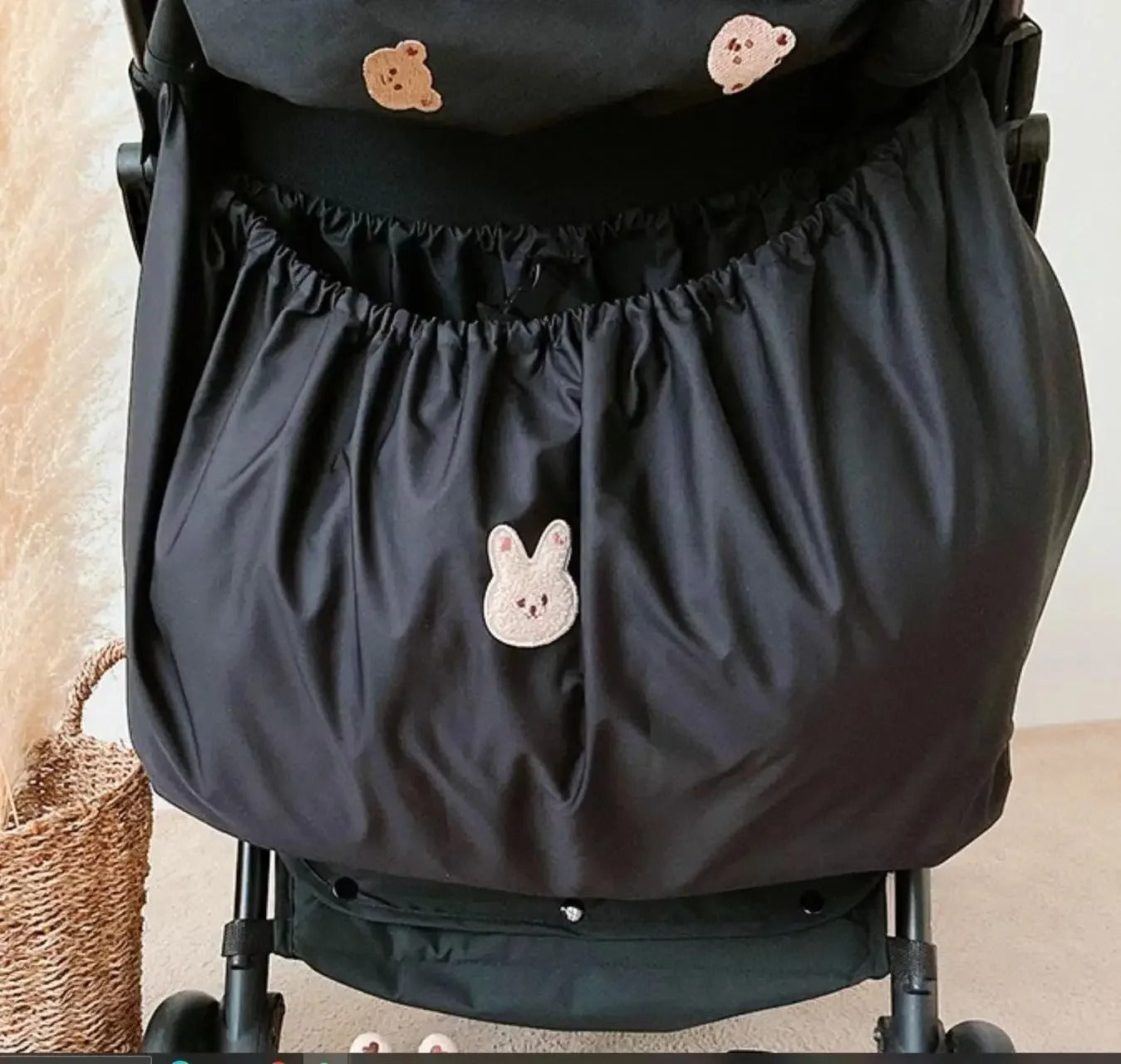 Grande pochette de rangement suspendue pour poussette. Idéale pour mettre les jouets de nos enfant ou tous les essentiel de bébé