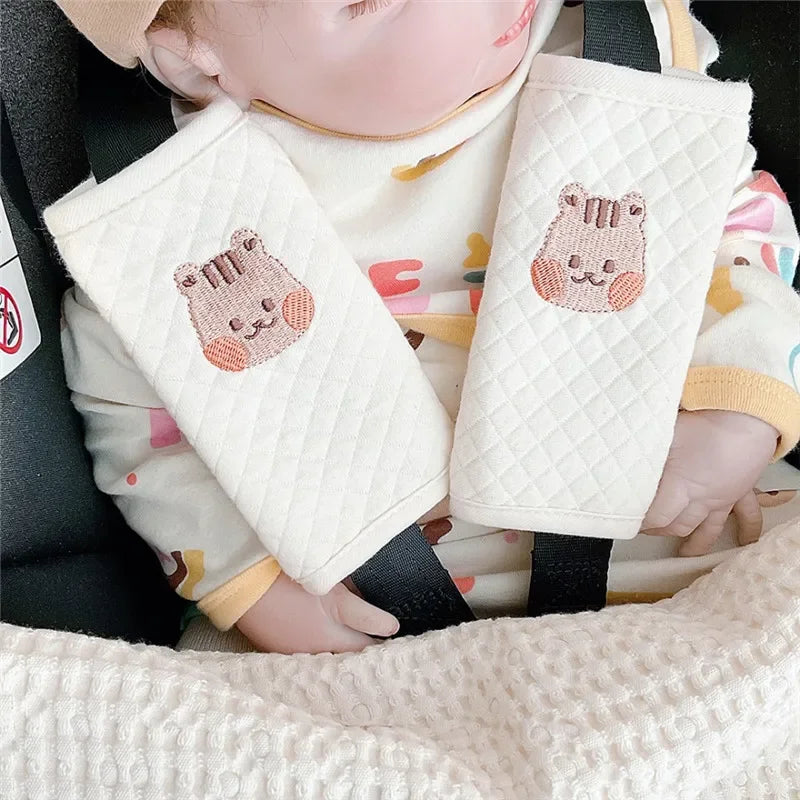 Protection épaules bébé pour sangles auto et poussette sur le thème des écureuils