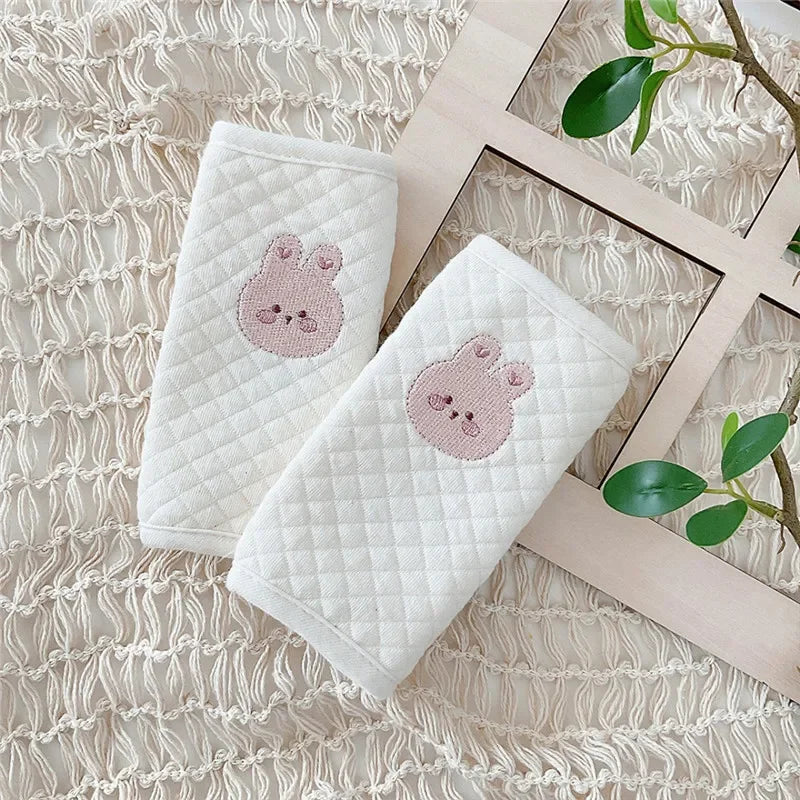 Protection épaules bébé pour sangles auto et poussette sur le thème des lapins