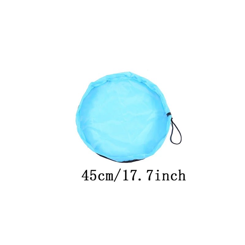Sac à jouets de plus petite capacité  mais tout aussi pliable et pratique. Tapis de jeu 2 en 1 de couleur bleu ciel
