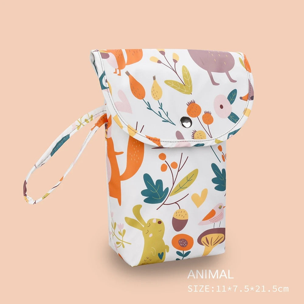 Sac de couche pour bébé étanche avec un joli design. ModÚle compact et pratique. Permet de garder vos couches propres mais aussi sales tout en gardant les mauvaises odeurs. ThÚme Animaux