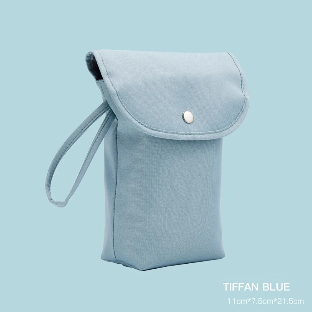 Sac de couche pour bébé étanche avec un joli design. ModÚle compact et pratique. Permet de garder vos couches propres mais aussi sales tout en gardant les mauvaises odeurs. Couleur Bleu clair