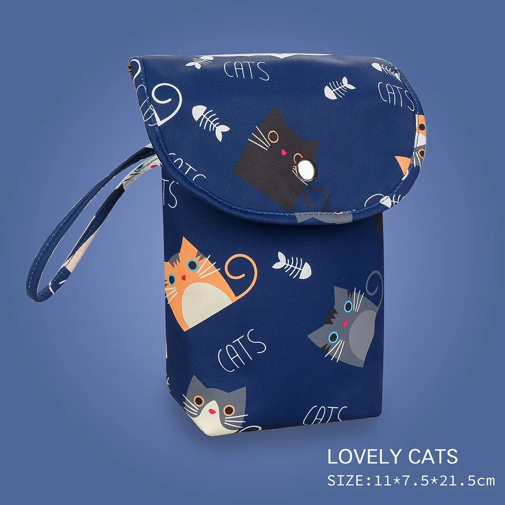 Sac de couche pour bébé étanche avec un joli design. ModÚle compact et pratique. Permet de garder vos couches propres mais aussi sales tout en gardant les mauvaises odeurs. ThÚme Chats