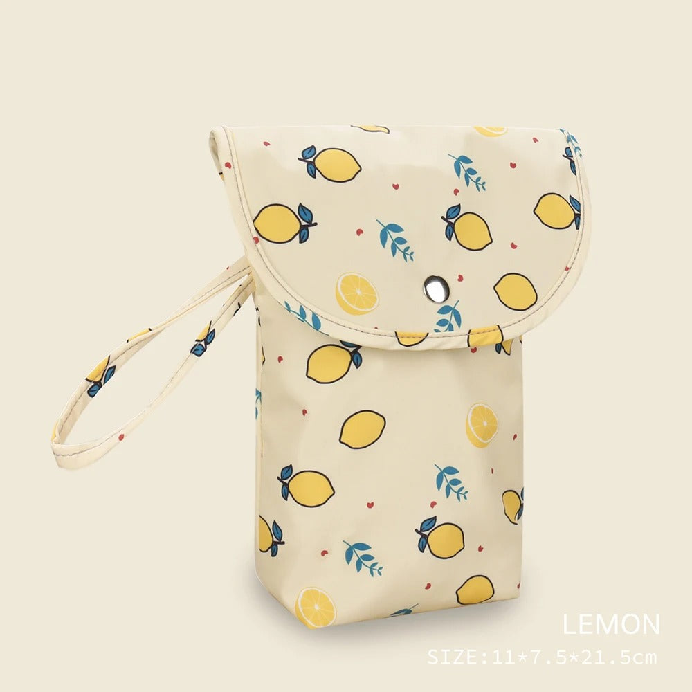 Sac de couche pour bébé étanche avec un joli design. ModÚle compact et pratique. Permet de garder vos couches propres mais aussi sales tout en gardant les mauvaises odeurs. ThÚme Citrons
