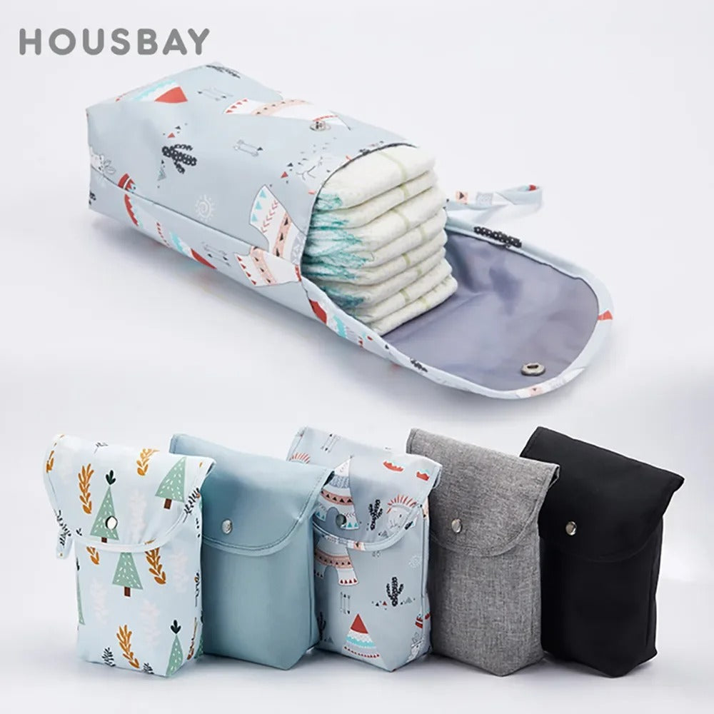 Sac de couche pour bébé étanche avec un joli design. ModÚle compact et pratique. Permet de garder vos couches propres mais aussi sales tout en gardant les mauvaises odeurs