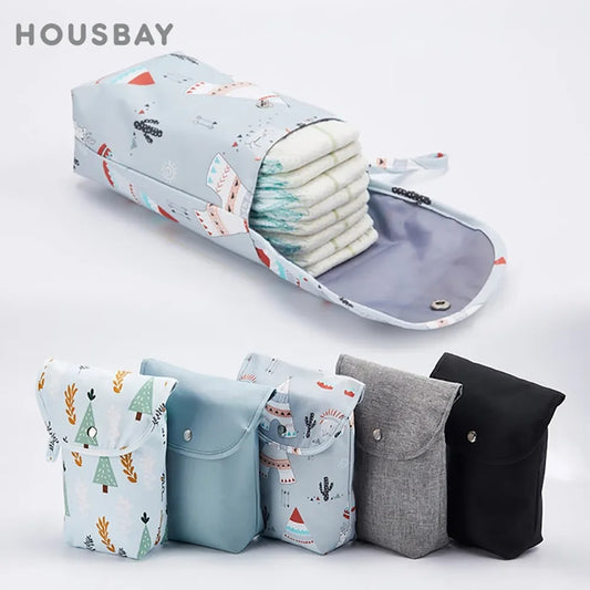 Sac de couche pour bébé étanche avec un joli design. Modèle compact et pratique. Permet de garder vos couches propres mais aussi sales tout en gardant les mauvaises odeurs