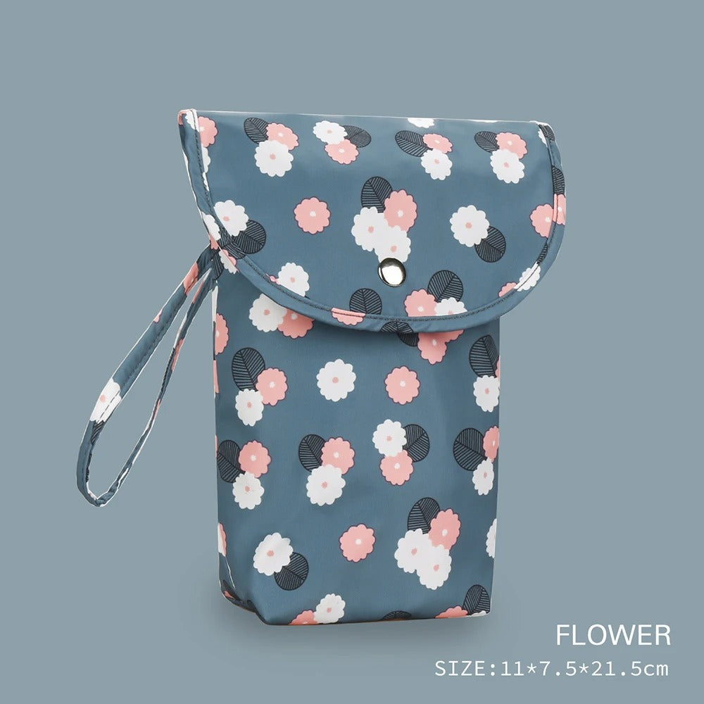 Sac de couche pour bébé étanche avec un joli design. ModÚle compact et pratique. Permet de garder vos couches propres mais aussi sales tout en gardant les mauvaises odeurs. ThÚme Florales