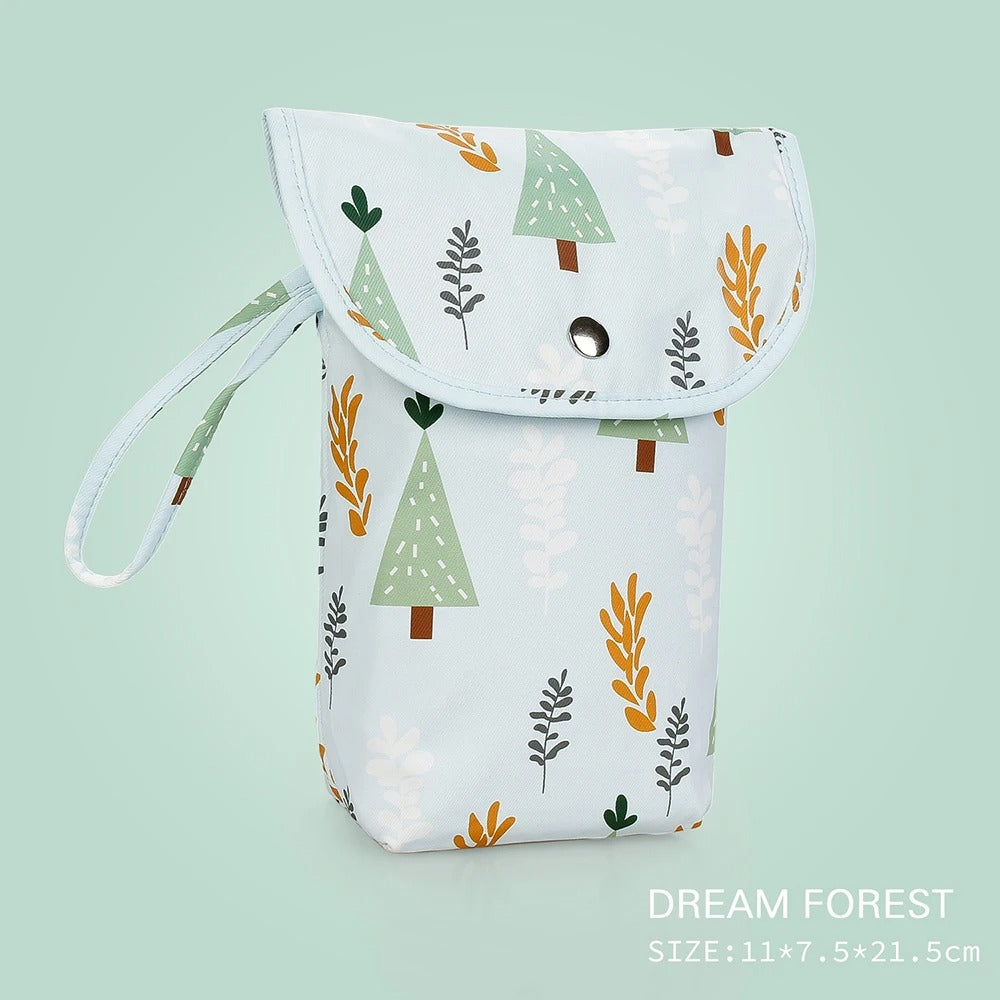 Sac de couche pour bĂ©bĂ© Ă©tanche avec un joli design. ModĂšle compact et pratique. Permet de garder vos couches propres mais aussi sales tout en gardant les mauvaises odeurs. ThĂšme ForĂȘts