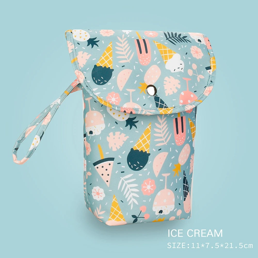 Sac de couche pour bébé étanche avec un joli design. ModÚle compact et pratique. Permet de garder vos couches propres mais aussi sales tout en gardant les mauvaises odeurs. ThÚme Glaces