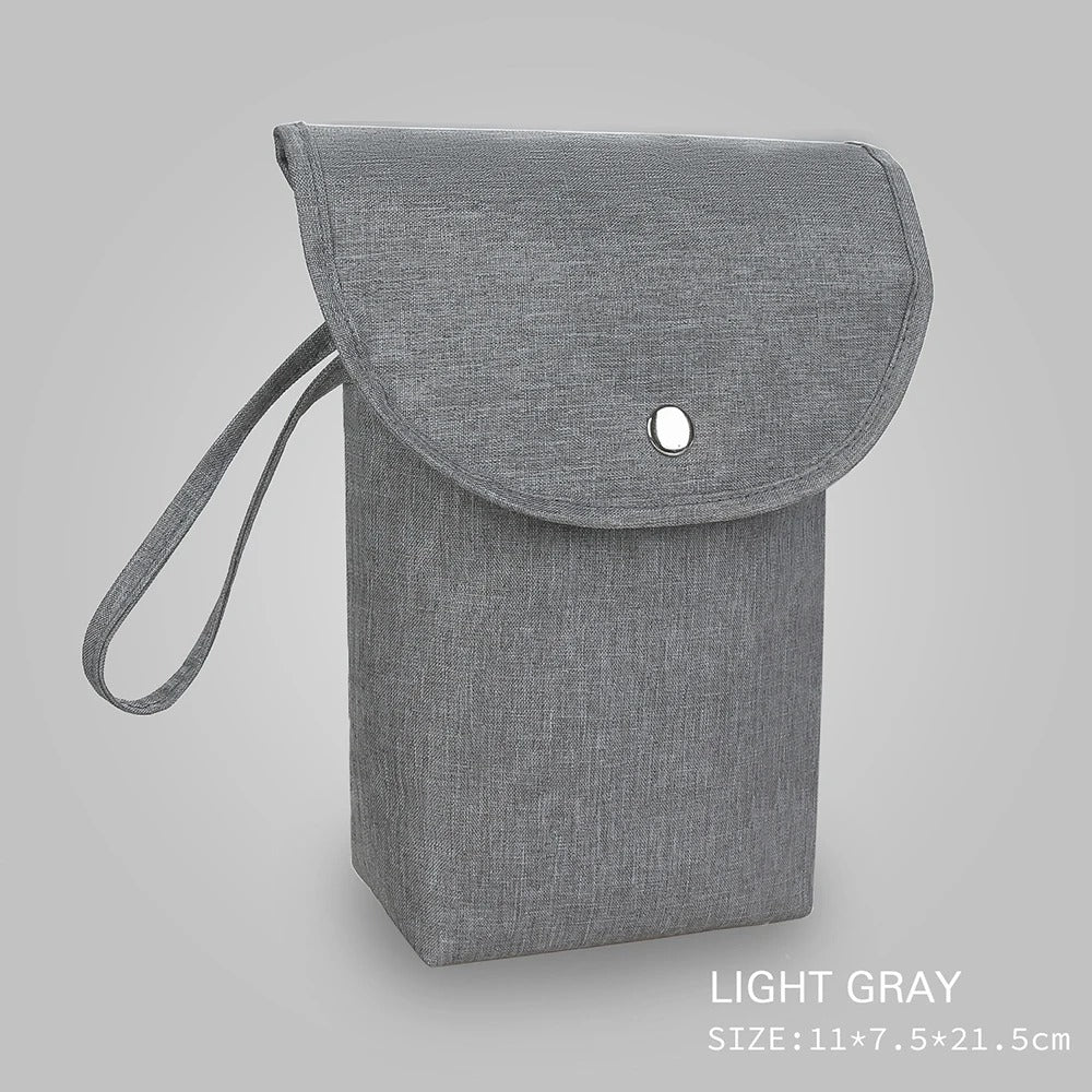 Sac de couche pour bébé étanche avec un joli design. ModÚle compact et pratique. Permet de garder vos couches propres mais aussi sales tout en gardant les mauvaises odeurs. Couleur Gris