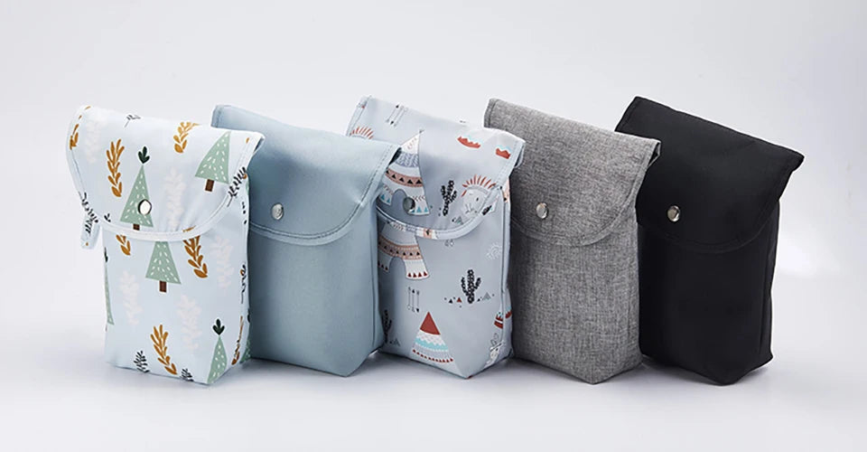 Sac de couche pour bébé étanche avec un joli design. ModÚle compact et pratique.