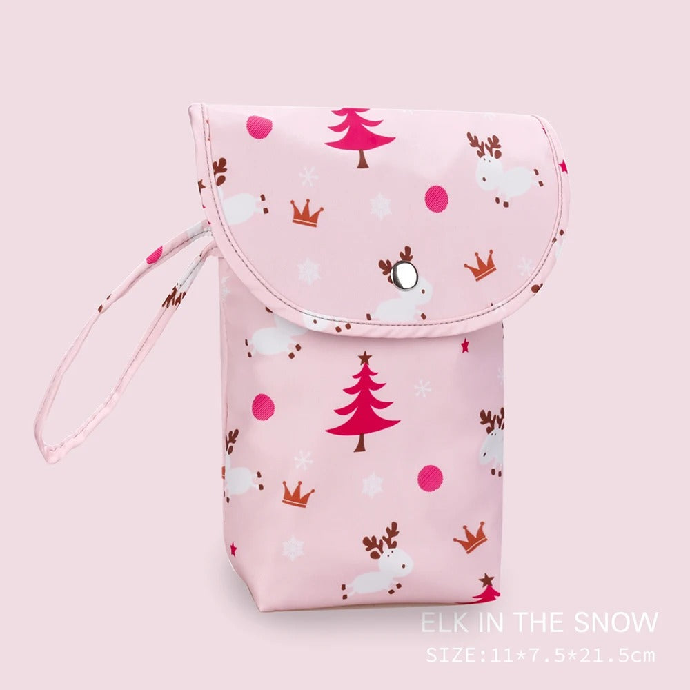 Sac de couche pour bébé étanche avec un joli design. ModÚle compact et pratique. Permet de garder vos couches propres mais aussi sales tout en gardant les mauvaises odeurs. ThÚme Wapiti