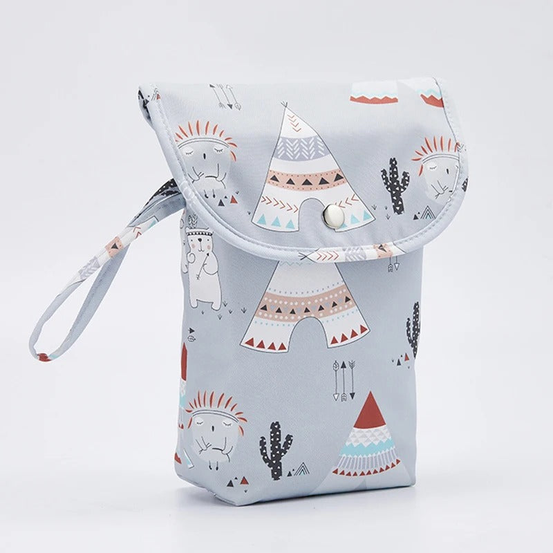 Sac de couche pour bébé étanche avec un joli design. ModÚle compact et pratique. Permet de garder vos couches propres mais aussi sales tout en gardant les mauvaises odeurs. ModÚle Tipi