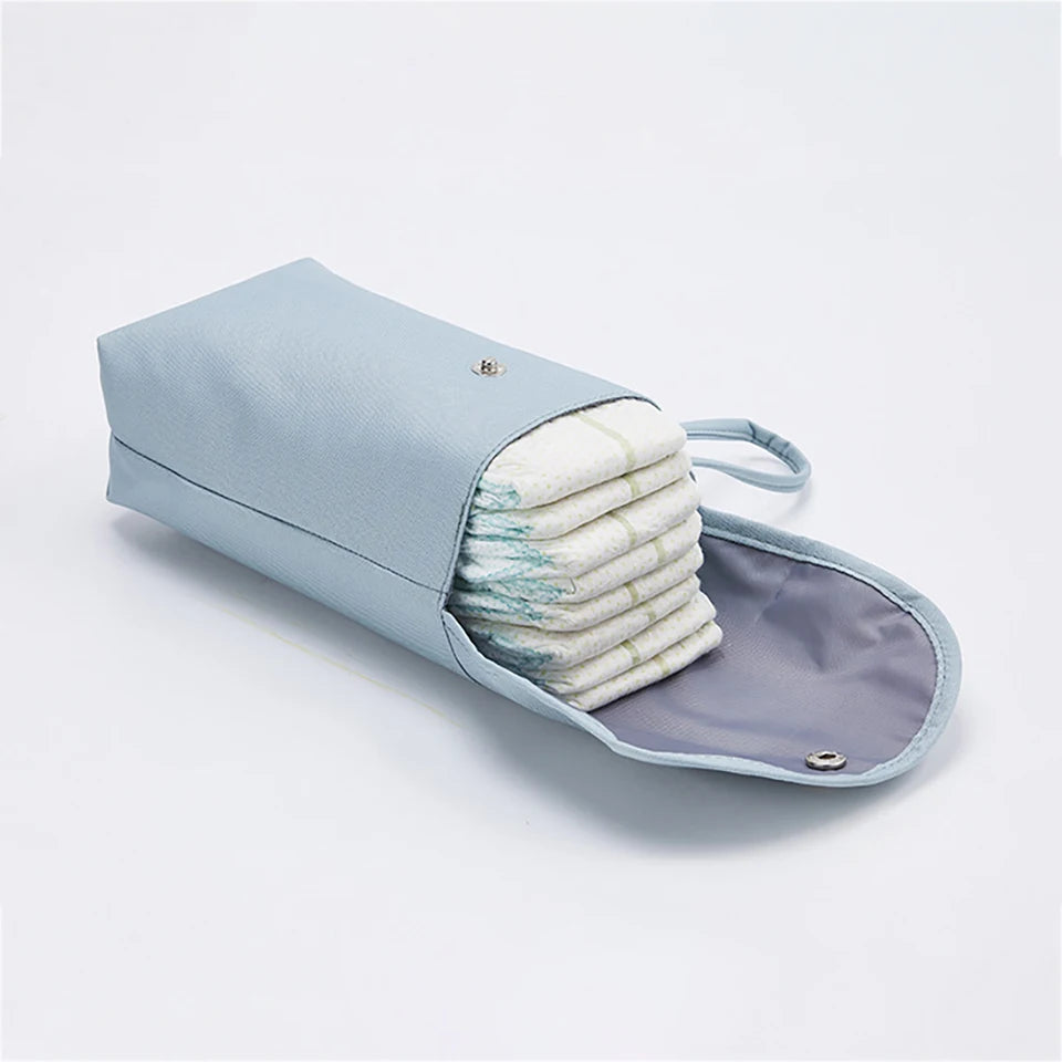 Sac de couche pour bébé étanche avec un joli design. ModÚle compact et pratique. Permet de garder vos couches propres mais aussi sales tout en gardant les mauvaises odeurs. Couleur bleu