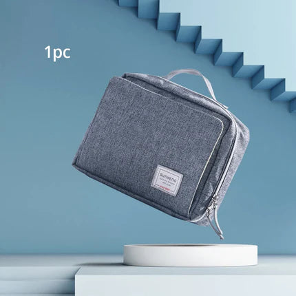 Beau sac à langer pour bébé et ses nombreux compartiments couleur gris