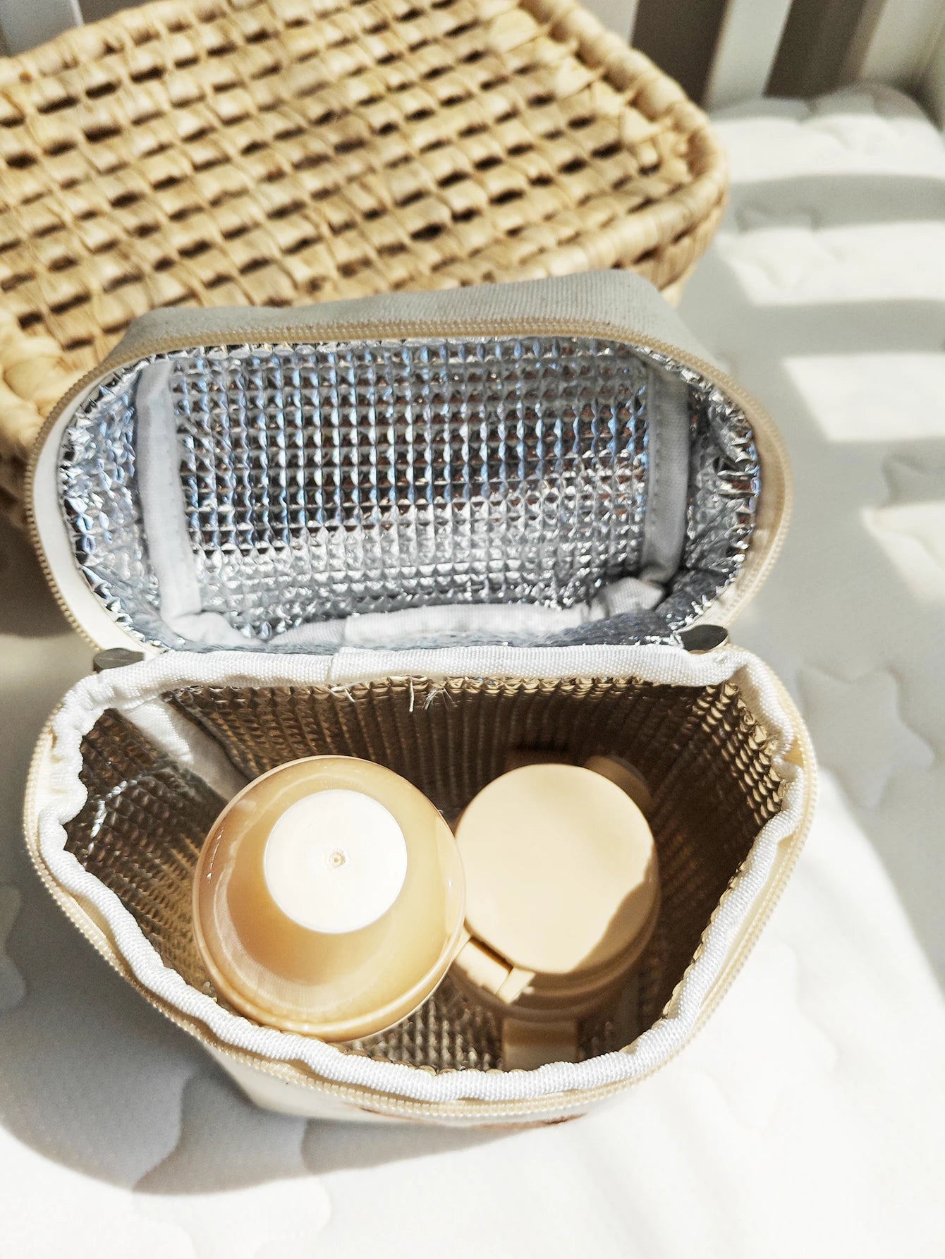 BoĂźte isotherme compacte pour conserver le lait chaud