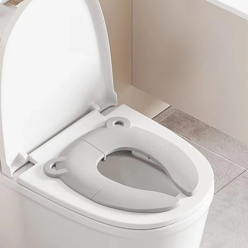 Siège de pot de voyage idéal pour un  enfant en apprentissage. Hygiénique et sécurisé de couleur gris