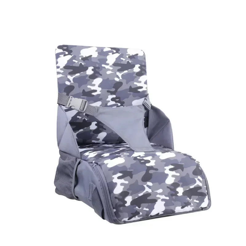 Siège de table pour parents nomades de type camouflage, équipé de rangements ingénieux pour rendre  indispensable ce rehausseur