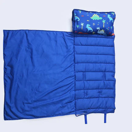 Tapis de sieste transportable avec coussin. Une fois enroulé, il devient idéal pour vos déplacements, la crÚche et vos voyages.