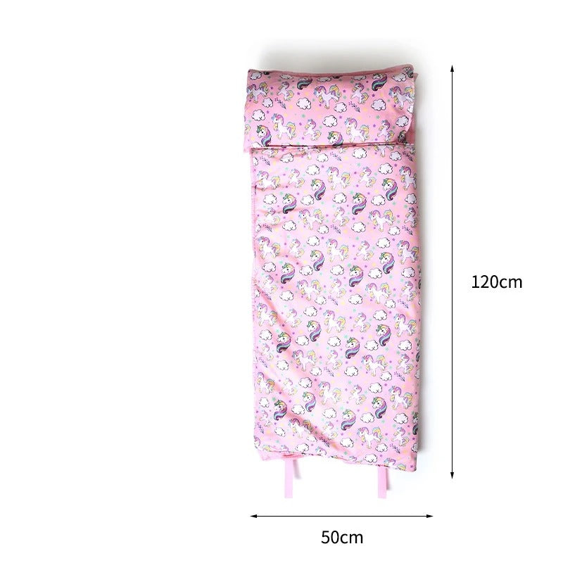 Tapis de sieste transportable avec coussin. Une fois enroulé, il devient idéal pour vos déplacements.