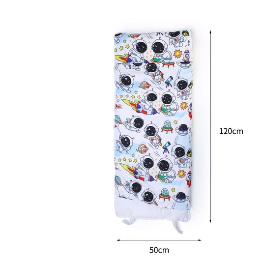 Tapis de sieste transportable avec coussin. Une fois enroulé, il devient idéal pour vos déplacements, la crÚche et vos voyages. ThÚme astronaute