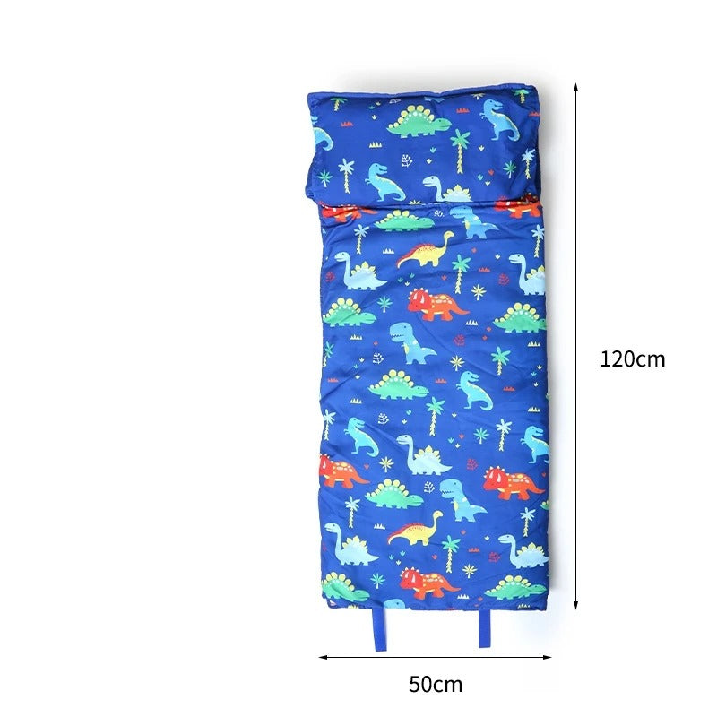 Tapis de sieste transportable avec coussin. Une fois enroulé, il devient idéal pour vos déplacements, la crÚche et vos voyages. ThÚme dinosaures