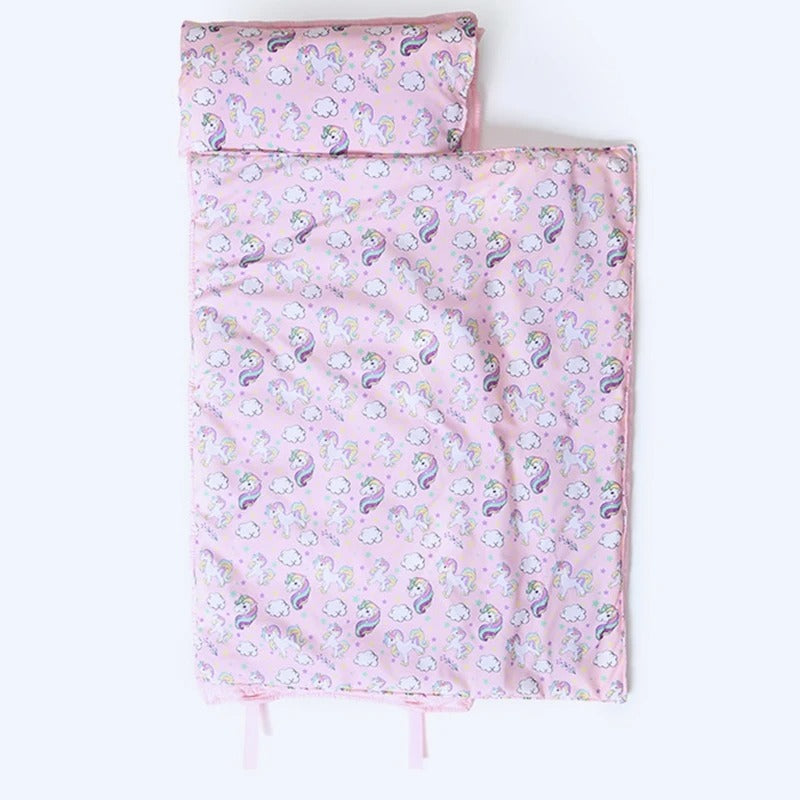 Tapis de sieste transportable avec coussin. Une fois enroulé, il devient idéal pour vos déplacements, la crÚche et vos voyages. ThÚme licorne