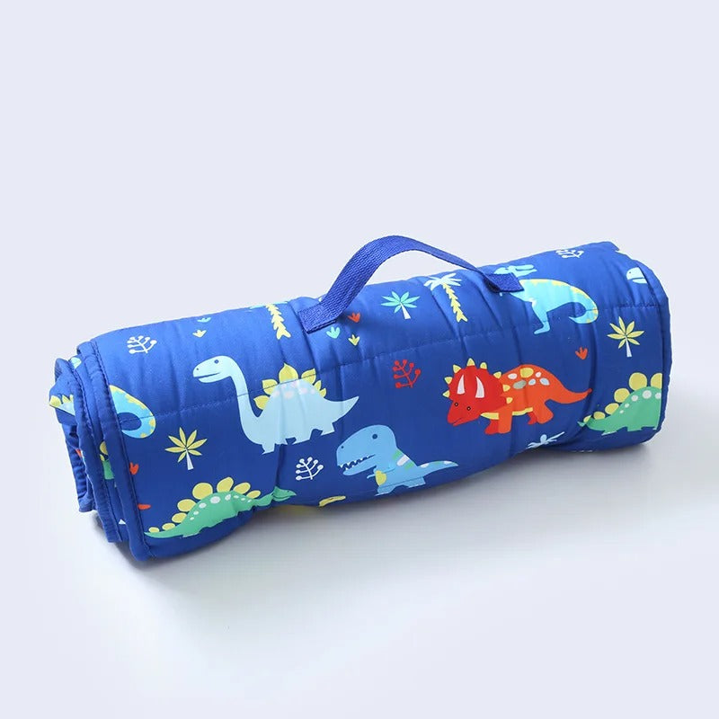 Tapis de sieste transportable avec coussin. Une fois enroulé, il devient idéal pour vos déplacements.