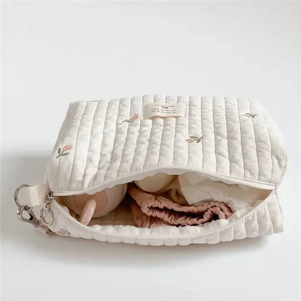 Trousse de toilette et de rangement pour vos bébés, enfants et parents. Cette trousse est idéale pour vos déplacements et vos voyages. TrÚs pratique et indispensable