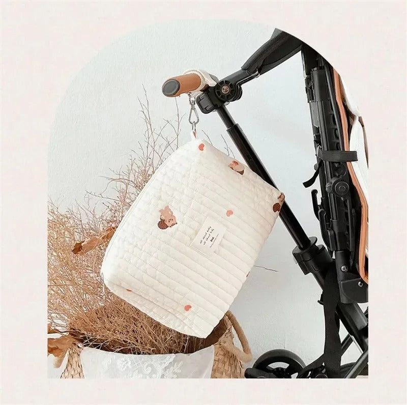 Trousse de toilette et de rangement pour vos bébés, enfants et parents. Cette trousse est idéale pour vos déplacements et vos voyages. Motif écureuil