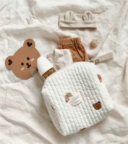 Trousse de toilette et de rangement pour vos bébés, enfants et parents. Cette trousse est idéale pour vos déplacements et vos voyages. Motif ours